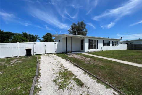 House in Palm Bay, Florida 3 bedrooms, 114.08 sq.m. № 1294589 - photo 29