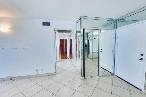 Copropriété à vendre à Hallandale Beach, Floride: 2 chambres, 85.84 m2 № 1294398 - photo 16