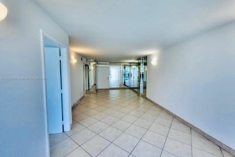 Copropriété à vendre à Hallandale Beach, Floride: 2 chambres, 85.84 m2 № 1294398 - photo 13