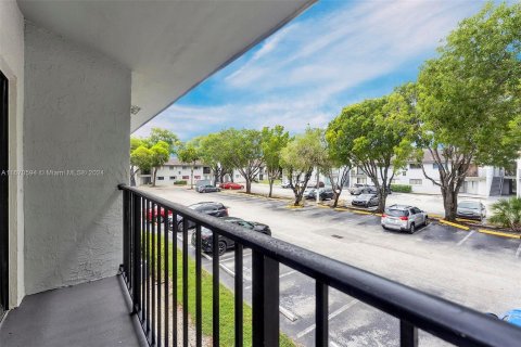 Condo in Hialeah, Florida, 2 bedrooms  № 1394915 - photo 10