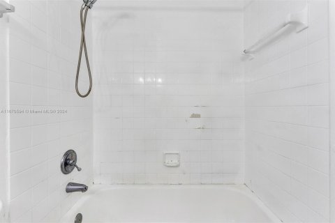 Condo in Hialeah, Florida, 2 bedrooms  № 1394915 - photo 30