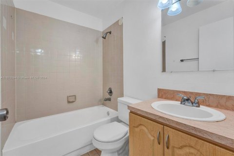 Condo in Hialeah, Florida, 2 bedrooms  № 1394915 - photo 24