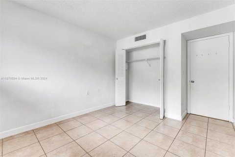 Condo in Hialeah, Florida, 2 bedrooms  № 1394915 - photo 23