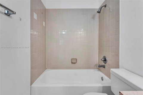 Condo in Hialeah, Florida, 2 bedrooms  № 1394915 - photo 25