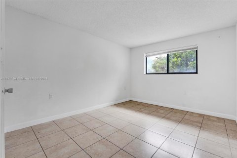 Condo in Hialeah, Florida, 2 bedrooms  № 1394915 - photo 26