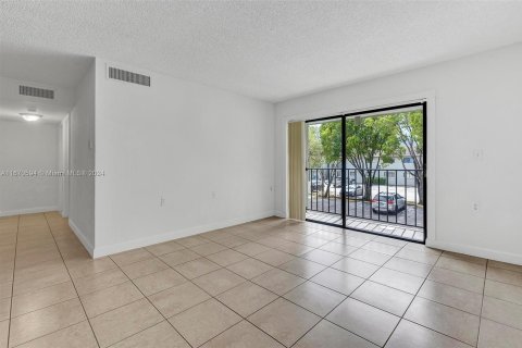 Condo in Hialeah, Florida, 2 bedrooms  № 1394915 - photo 4