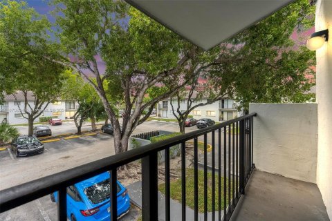 Condo in Hialeah, Florida, 2 bedrooms  № 1394915 - photo 1