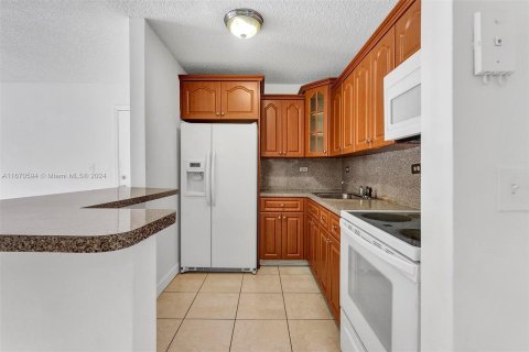 Condo in Hialeah, Florida, 2 bedrooms  № 1394915 - photo 16