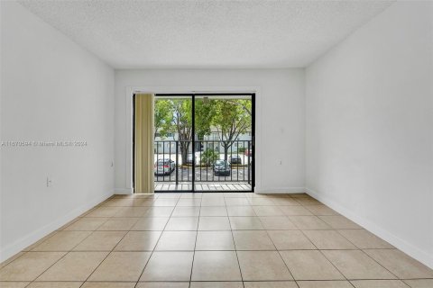 Condo in Hialeah, Florida, 2 bedrooms  № 1394915 - photo 5