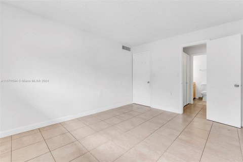 Condo in Hialeah, Florida, 2 bedrooms  № 1394915 - photo 27