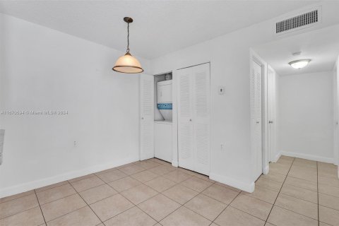 Condo in Hialeah, Florida, 2 bedrooms  № 1394915 - photo 14