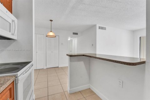 Condo in Hialeah, Florida, 2 bedrooms  № 1394915 - photo 18