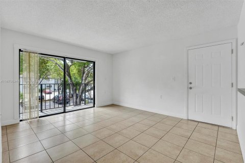 Condo in Hialeah, Florida, 2 bedrooms  № 1394915 - photo 6