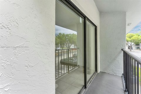 Condo in Hialeah, Florida, 2 bedrooms  № 1394915 - photo 9