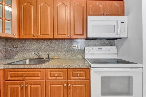 Condo in Hialeah, Florida, 2 bedrooms  № 1394915 - photo 19