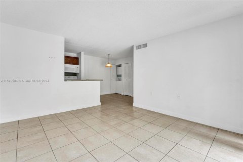 Condo in Hialeah, Florida, 2 bedrooms  № 1394915 - photo 12