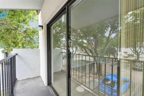 Condo in Hialeah, Florida, 2 bedrooms  № 1394915 - photo 8