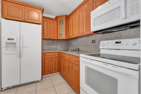 Condo in Hialeah, Florida, 2 bedrooms  № 1394915 - photo 17