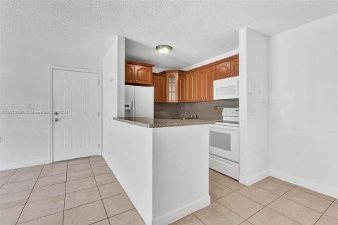 Condo in Hialeah, Florida, 2 bedrooms  № 1394915 - photo 13