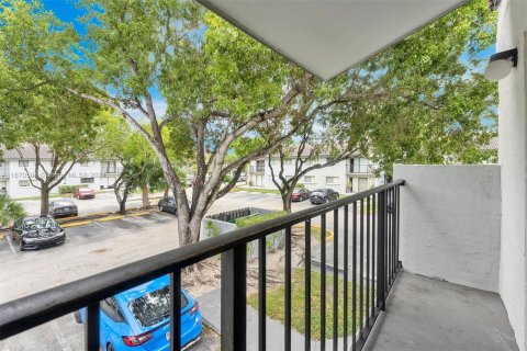 Condo in Hialeah, Florida, 2 bedrooms  № 1394915 - photo 11