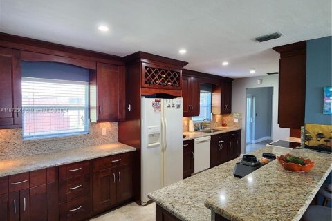 House in Miami, Florida 3 bedrooms, 99.87 sq.m. № 1395012 - photo 7