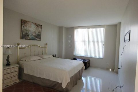 Condo in Hollywood, Florida, 2 bedrooms  № 1394913 - photo 11