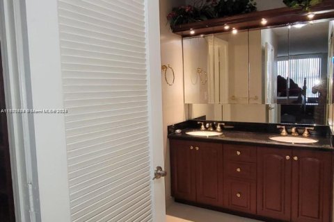 Copropriété à vendre à Hollywood, Floride: 2 chambres, 117.99 m2 № 1394913 - photo 8