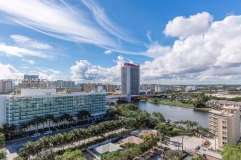 Condo in Hollywood, Florida, 2 bedrooms  № 1394913 - photo 15