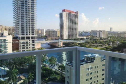 Condo in Hollywood, Florida, 2 bedrooms  № 1394913 - photo 16