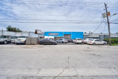 Commercial property in Miami, Florida № 1223752 - photo 2