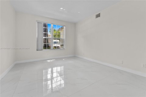 House in Miramar, Florida 5 bedrooms, 343 sq.m. № 1037441 - photo 10