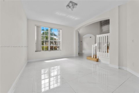 House in Miramar, Florida 5 bedrooms, 343 sq.m. № 1037441 - photo 11