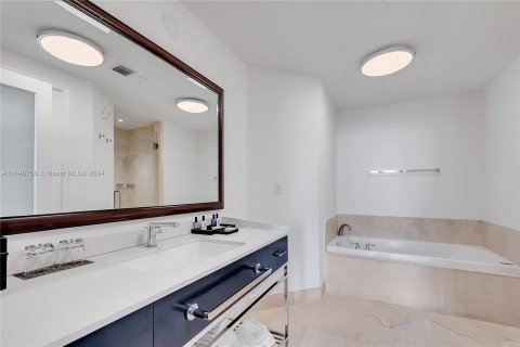 Condo in Miami Beach, Florida, 1 bedroom  № 1331213 - photo 13