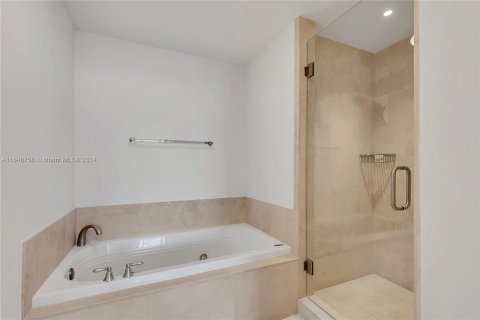 Condo in Miami Beach, Florida, 1 bedroom  № 1331213 - photo 14