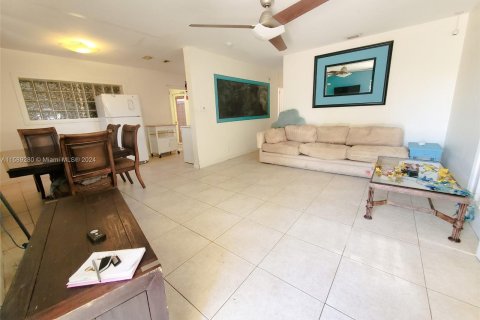 Casa en venta en Fort Lauderdale, Florida, 5 dormitorios, 130.81 m2 № 1232502 - foto 13