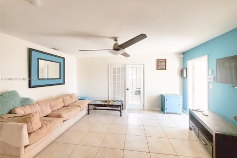 Casa en venta en Fort Lauderdale, Florida, 5 dormitorios, 130.81 m2 № 1232502 - foto 3