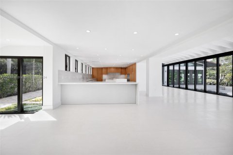 House in Coral Gables, Florida 7 bedrooms, 1263.29 sq.m. № 1065292 - photo 23