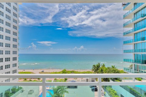 Condo in Miami Beach, Florida, 2 bedrooms  № 1067473 - photo 1