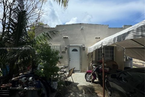 House in Miami, Florida 3 bedrooms, 132.94 sq.m. № 1241947 - photo 1