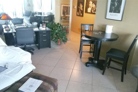 Condo in Hollywood, Florida, 1 bedroom  № 1356906 - photo 6