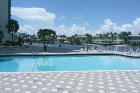 Condo in Hollywood, Florida, 1 bedroom  № 1356906 - photo 16