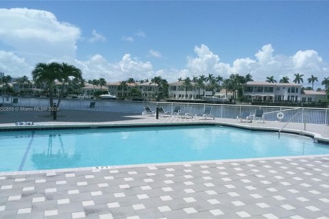 Condo in Hollywood, Florida, 1 bedroom  № 1356906 - photo 15