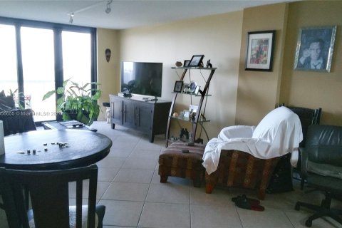 Condo in Hollywood, Florida, 1 bedroom  № 1356906 - photo 3