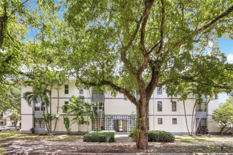 Condo in Coral Gables, Florida, 2 bedrooms  № 1356992 - photo 1