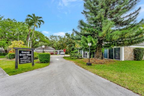 Condo in Hollywood, Florida, 2 bedrooms  № 1100081 - photo 1