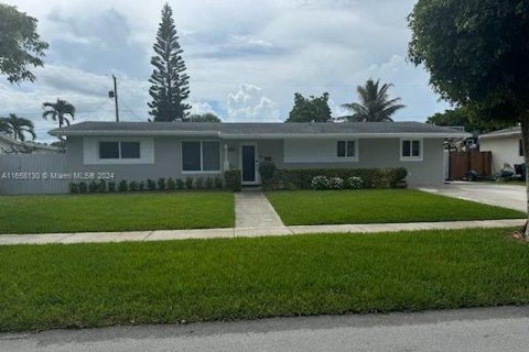 House in Cutler Bay, Florida 4 bedrooms, 154.87 sq.m. № 1360462 - photo 1