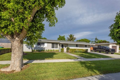 House in Cutler Bay, Florida 4 bedrooms, 154.87 sq.m. № 1360462 - photo 25