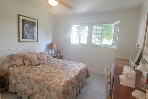 Condo in Palm Springs, Florida, 2 bedrooms  № 1360502 - photo 9