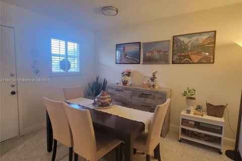 Condo in Palm Springs, Florida, 2 bedrooms  № 1360502 - photo 2