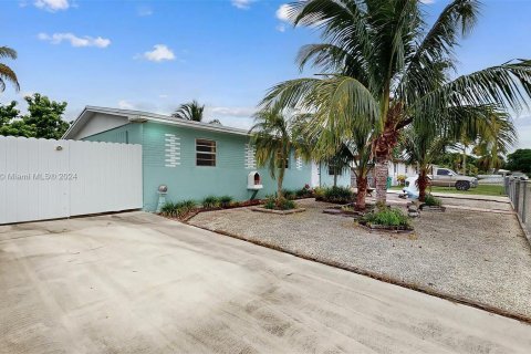 House in Homestead, Florida 4 bedrooms, 147.99 sq.m. № 1402971 - photo 3